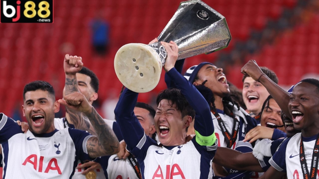 Tottenham Finally Lifts a Trophy, Beats Man United 1-0!