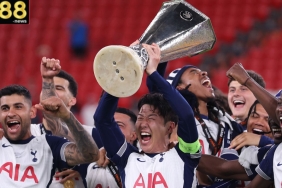 Tottenham Finally Lifts a Trophy, Beats Man United 1-0!